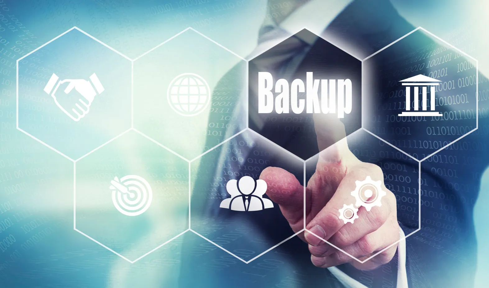 Business‑Hand berührt hexagonales Interface mit hervorgehobenem „Backup“‑Feld