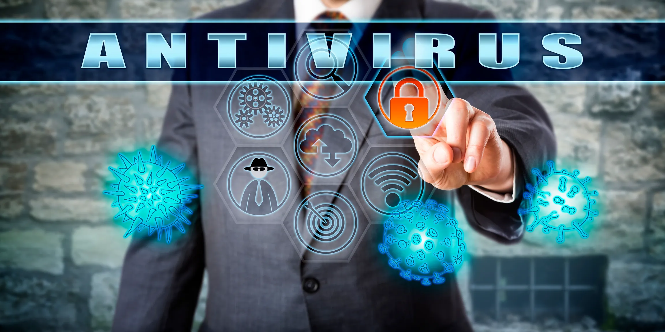 Antivirus‑Konzept: Hand tippt, Schloss‑Icon und stilisierte Virus‑Symbole im Vordergrund