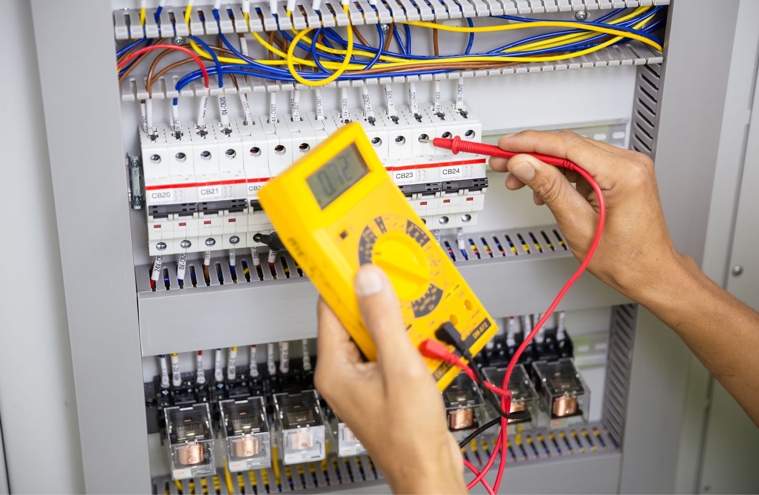 Elektroschrank mit Messgerät